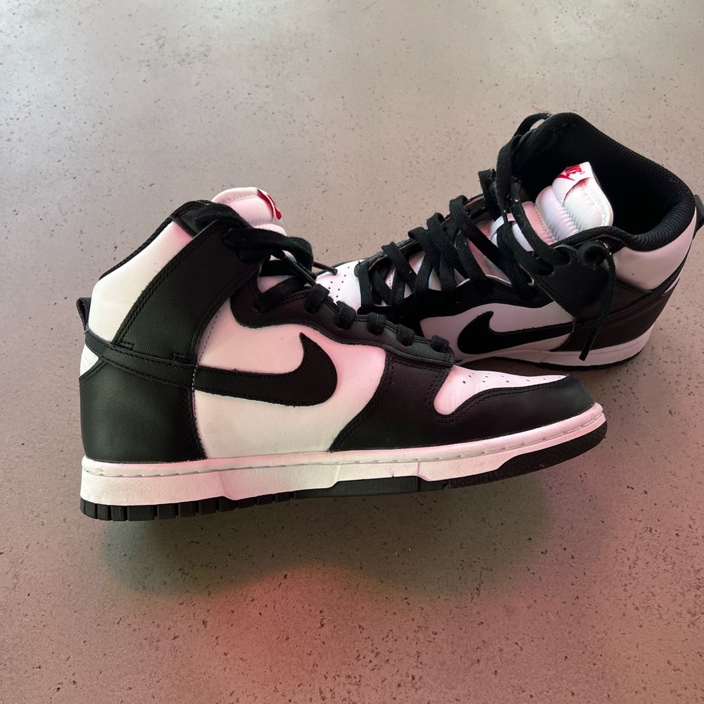 Women’s 8.5 Nike panda dunk highs.
